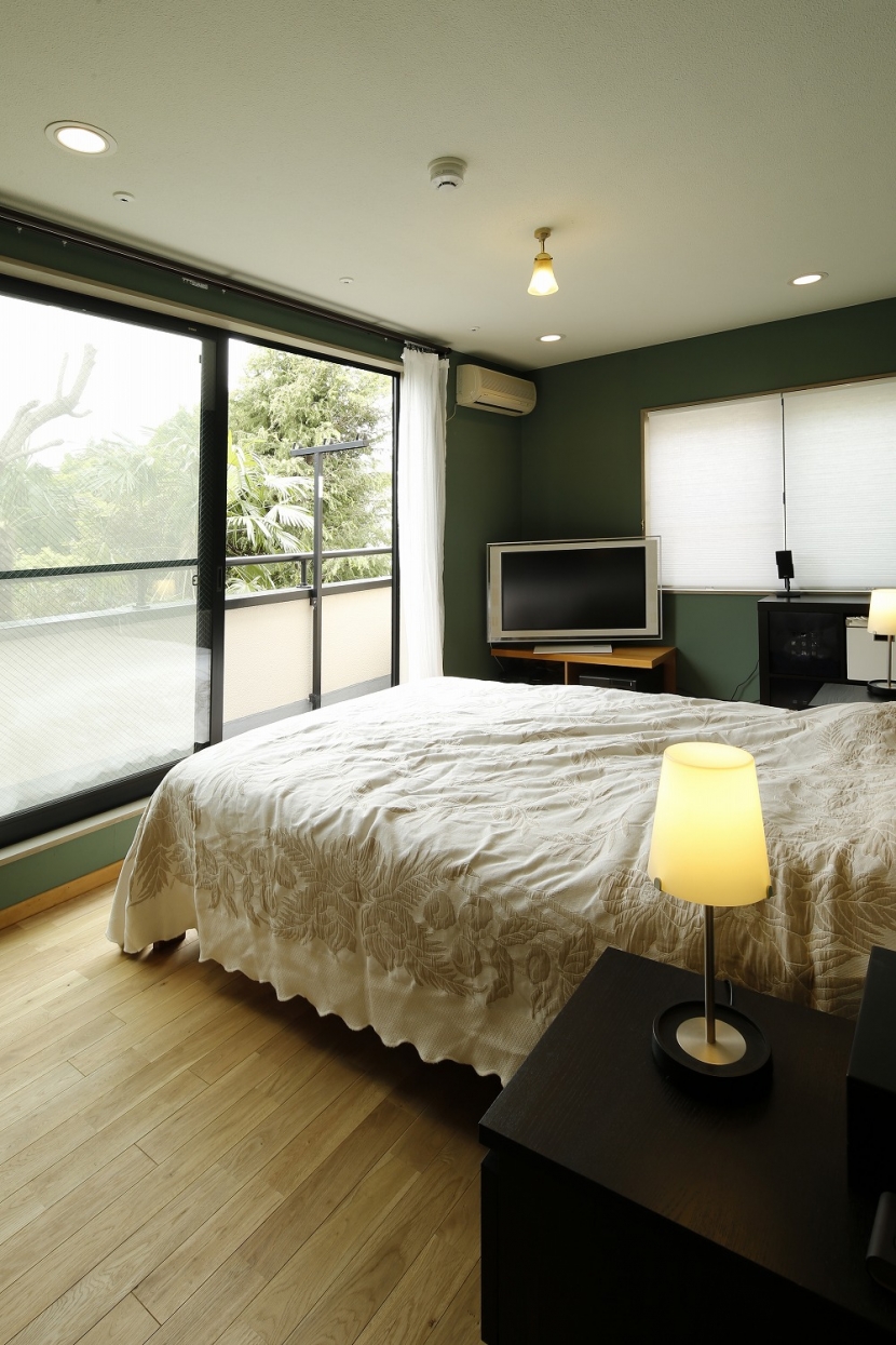 ベッドルーム事例：ベッドルーム（T邸・室内も窓からの緑も・・・色彩溢れる毎日を暮らす）