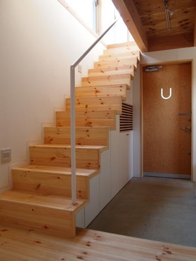 玄関を広くする階段 (内側で開放的に暮らす家｜UC house)