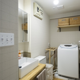 横浜市B様邸 ～自然素材とお気に入りの色に囲まれた住まい～ (木×鉄素材がかっこいい、洗面室)