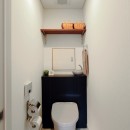 横浜市D様邸 ～タイルやカラーでオリジナリティを楽しむ家～の写真 収納の工夫ですっきりトイレ空間
