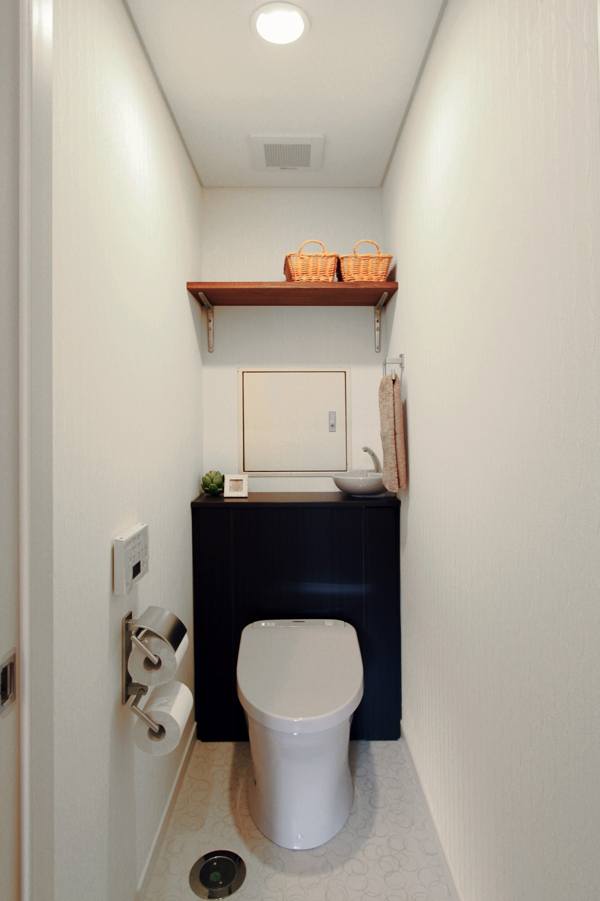 バス/トイレ事例：収納の工夫ですっきりトイレ空間（横浜市D様邸 ～タイルやカラーでオリジナリティを楽しむ家～）