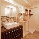 横浜市D様邸 ～タイルやカラーでオリジナリティを楽しむ家～の写真 間口を活かした洗面室