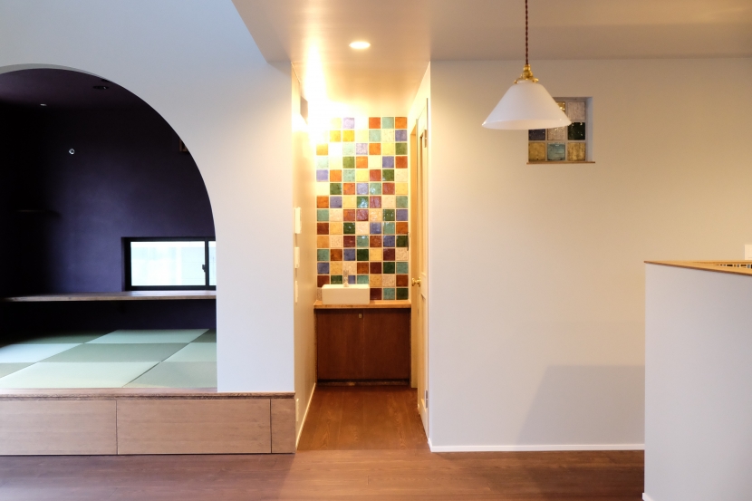 エトウゴウ建築設計室「今治の家　色と素材が結びつくパッチワークみたいな家」
