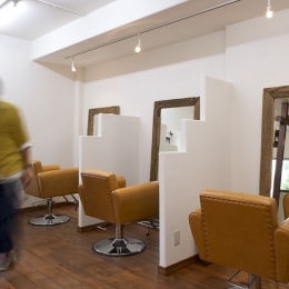 東京都 ～Cafeのようなヘアサロン～-自然素材の落ち着いた空間にカラーでアクセントを