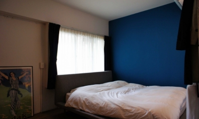 青い壁の寝室｜２ＬＤＫを１ＤＬＫに＠港区