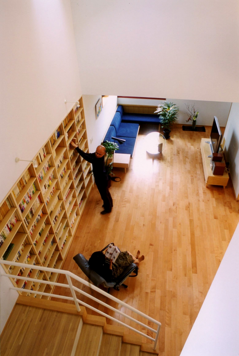 リビングダイニング事例：本棚のある大きな空間（本棚に囲まれた一室空間の家）