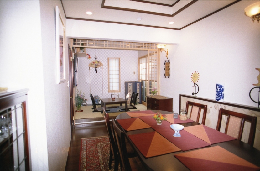 食堂 和室コーナー 都心地住宅街のｒｃ地下室ありの戸建住宅 ｍ リビングダイニング事例 Suvaco スバコ