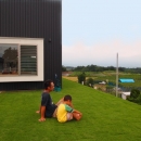芝生デッキのある家｜W HOUSEの写真 芝生屋根は気持ちいい！