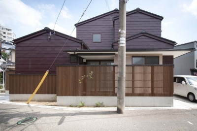 ガルバリウム一文字葺きの外壁と木格子でリノベーション (石引の家｜築30年の住宅をガルバリウムで軽量化)