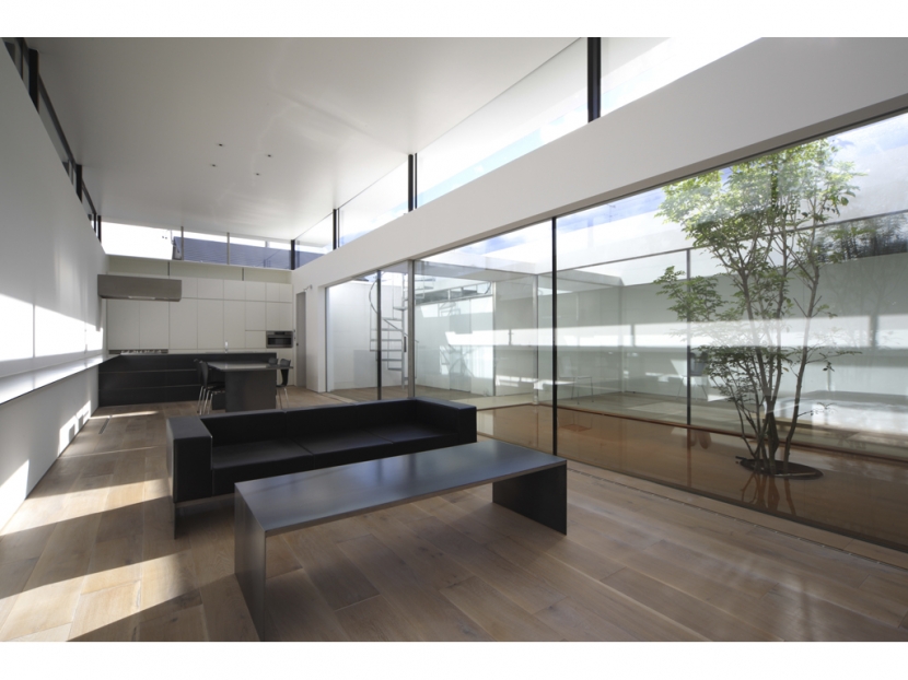 TNdesign一級建築士事務所「SI-house_薄い屋根と水盤と一体になる家」