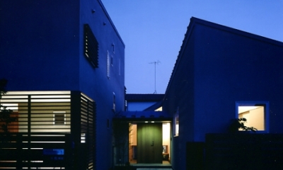 庭を挟んだ分棟型の２世帯住宅 (夕景)