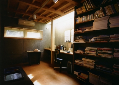 半地下の書斎 (庭を挟んだ分棟型の２世帯住宅)