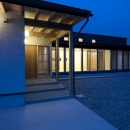 南砺市の家｜砺波平野に建つ夫婦二人のための平屋住宅の写真 外観夕景
