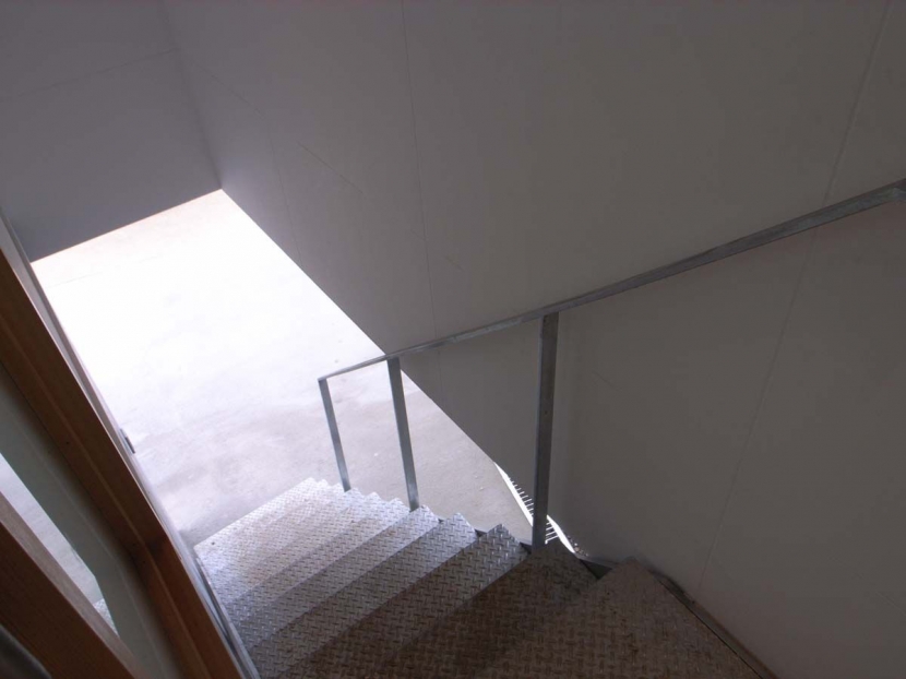 玄関事例：階段（大桑のゲストハウス｜混構造の小さなゲストハウス）