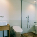 大桑のゲストハウス｜混構造の小さなゲストハウスの写真 開放的なバス・トイレ