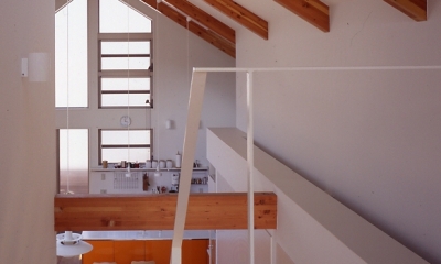 １、２階で住み分ける完全分離型の２世帯住宅 (ロフトから見る)