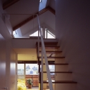 １、２階で住み分ける完全分離型の２世帯住宅の写真 階段