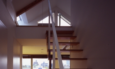 １、２階で住み分ける完全分離型の２世帯住宅 (階段)