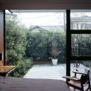 スキマのある家の写真 緑豊かな開放的なベッドルーム
