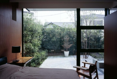 緑豊かな開放的なベッドルーム (スキマのある家)