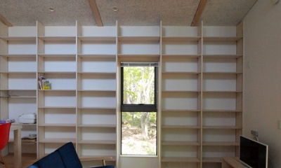 壁一面の本棚のあるリビングルーム｜軽井沢の別荘