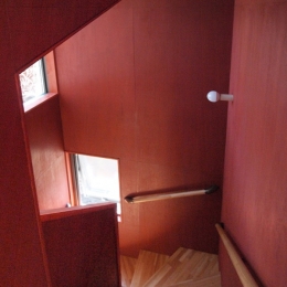 軽井沢の別荘 (スカンジナビアンレッドの階段室)