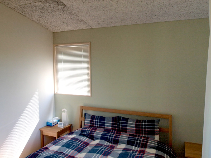 ベッドルーム事例：ベッドヘッドを淡いグリーンに仕上げたベッドルーム（軽井沢の別荘）