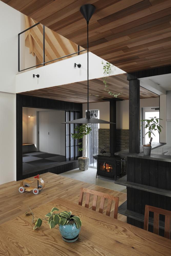 ALTS　DESIGN　OFFICE（アルツデザインオフィス）「薪ストーブのある三角屋根の暮らしを楽しむ家（末広の家）」
