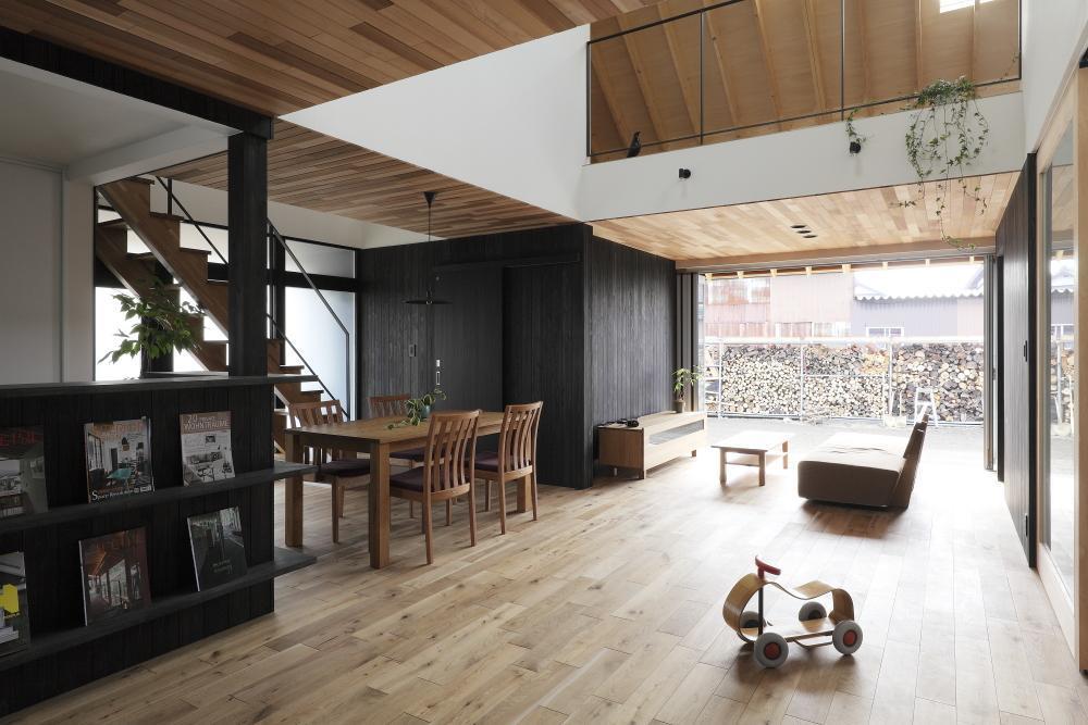 ALTS　DESIGN　OFFICE（アルツデザインオフィス）「薪ストーブのある三角屋根の暮らしを楽しむ家（末広の家）」