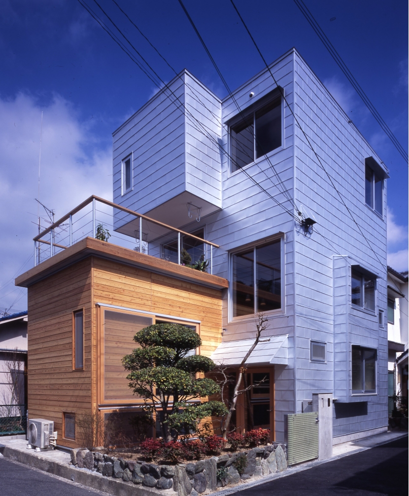 吉永建築デザインスタジオ「高槻のスキップフロアハウス｜スキップフロアで狭い敷地を有効に使いたおす」
