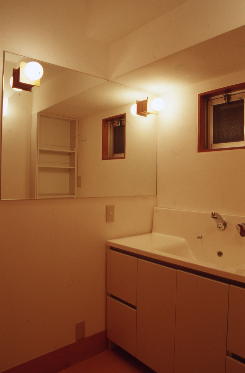 バス/トイレ事例：洗面室（高槻の畳間のあるマンション リノベーション｜腰を下ろすとお尻に根がはる畳間あり）
