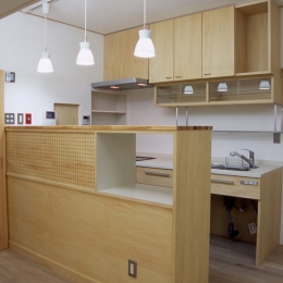 大阪の畳間のあるマンションリノベーション｜昭和40年代築のマンションを明るく、ふんだんに木を使ったインテリアにリノベーション (キッチン)