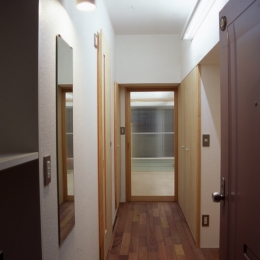 大阪の畳間のあるマンションリノベーション｜昭和40年代築のマンションを明るく、ふんだんに木を使ったインテリアにリノベーション (玄関)