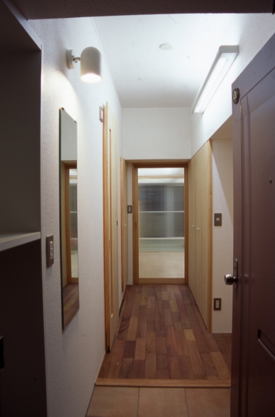 玄関 (大阪の畳間のあるマンションリノベーション｜昭和40年代築のマンションを明るく、ふんだんに木を使ったインテリアにリノベーション)