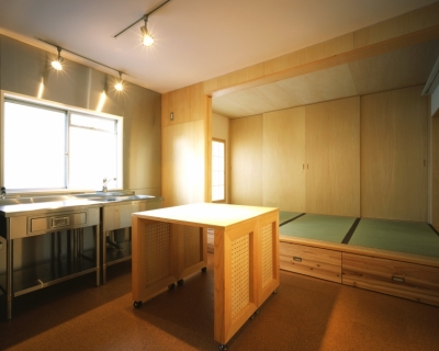 ダイニングキッチン・寝室 (長岡京の団地SOHO｜昭和40年代の団地をSOHOにリノベーション)