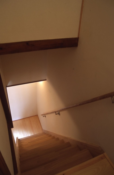 階段 (インナーテラスのある長屋リノベーション｜長屋でも庭が持てる！)