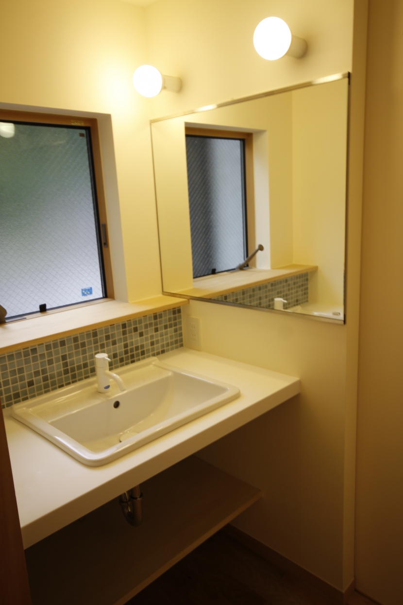 バス/トイレ事例：洗面室（北摂のひろい家｜伝統的な座敷と二世帯に対応する新しい住まい）