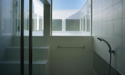 下石神井の家Ⅱ～吹抜け＋スキップフロアの家 (浴室２)
