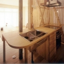 リフォーム・リノベーション(老後を見据えて自宅の一部を改修)の写真 竹格子スクリーンでセミオープンなキッチンに。