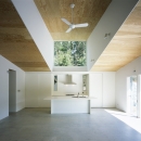 山梨の家～勾配天井の別荘の写真 LDK2