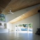 山梨の家～勾配天井の別荘の写真 LDK3