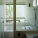 栗橋の家～中庭＋吹抜け＋ルーフバルコニーの家の写真 浴室