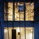 西久保の家～竹屏風の家の写真 夕景