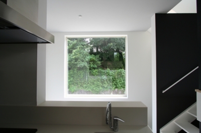 キッチンから見る借景窓 (アトリエのあるスキップフロアの家　OUCHI-03)