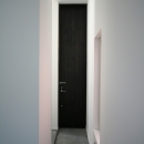 アトリエのあるスキップフロアの家　OUCHI-03の写真 玄関ドア