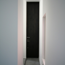 アトリエのあるスキップフロアの家　OUCHI-03-玄関ドア
