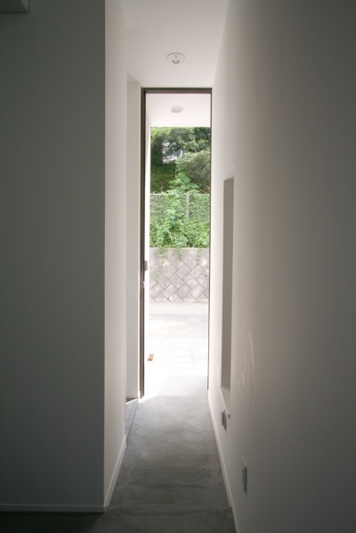 玄関内部から (アトリエのあるスキップフロアの家　OUCHI-03)