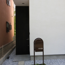 アトリエのあるスキップフロアの家　OUCHI-03 (高さ3ｍの玄関ドア)