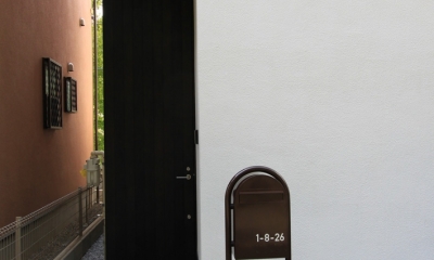 アトリエのあるスキップフロアの家　OUCHI-03 (高さ3ｍの玄関ドア)
