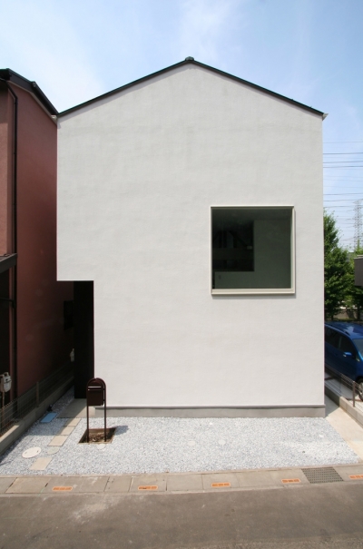 正方形の窓がポイントの外観 (アトリエのあるスキップフロアの家　OUCHI-03)
